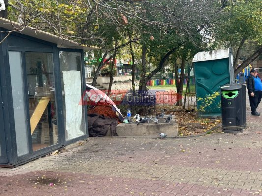 O femeie cu probleme psihice doarme sub cerul liber, într-o interesecție din zona magazinului Supernova. Video
