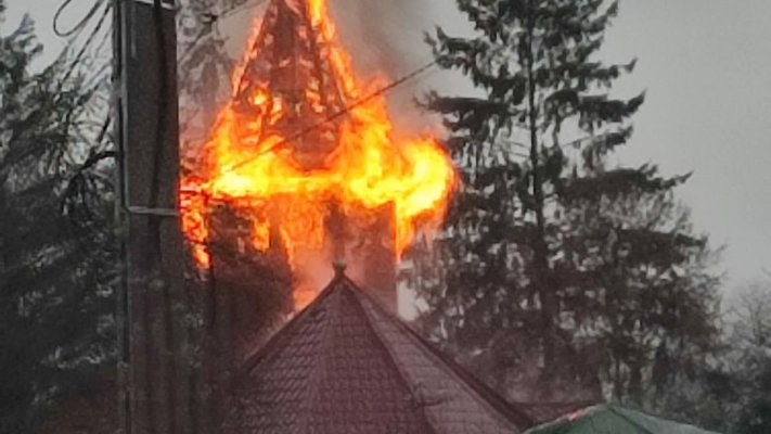 Alertă în județul Bacău: o biserică a luat foc, misiunea pompierilor e îngreunată de acoperișul de tablă