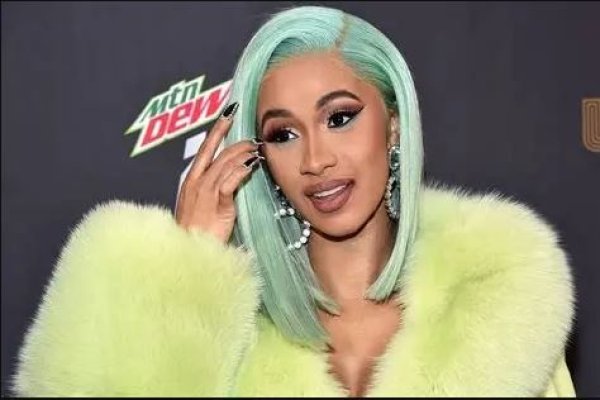 Cardi B a publicat primele imagini cu fiul său nou-născut