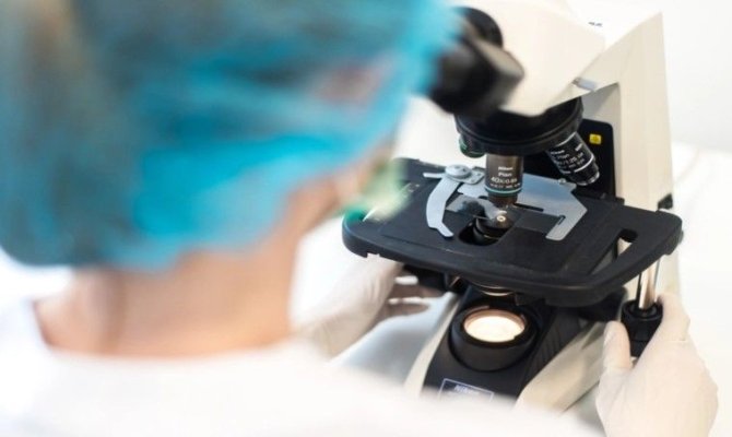 Un virus stă ascuns în organism ani întregi. Dacă se reactivează poate provoca o infecție cerebrală fatală