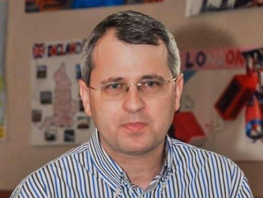 Ghici ghicitoarea mea! Cine este șeful de la ACROPO cu opt case și terenuri care își împrumută sora cu sute de mii de lei  