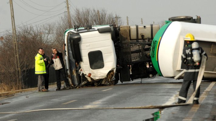 Trafic complet blocat între Braşov şi Predeal după ce o cisternă încărcată cu substanţe periculoase s-a răsturnat