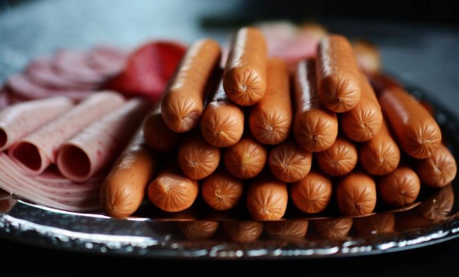 Ce au descoperit specialiștii care au analizat conținutul crenvurștilor de porc din supermarketuri