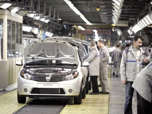 Paradox pe piața auto - Românii cumpără mai multe mașini Dacia din import decât cele noi