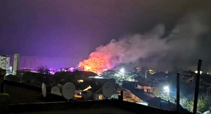 Incendiu la o pensiune din județul Tulcea. În clădire se aflau zeci de turiști. Video