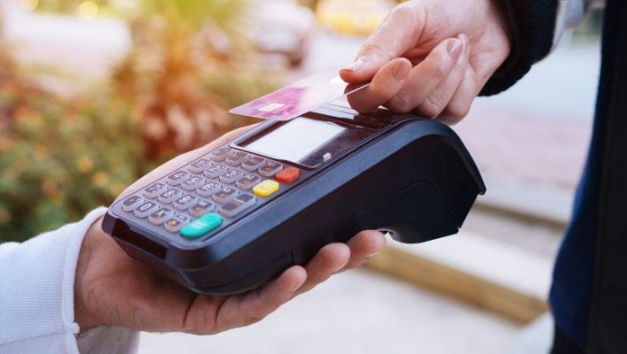Drumul spre digitalizare trece prin România rurală. Cât de pregătiți sunt oamenii de la sate să își plătească facturile online