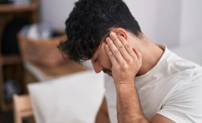 Durerea de ureche nu e întotdeauna de la răceală: Iată bolile pe care le poate semnala