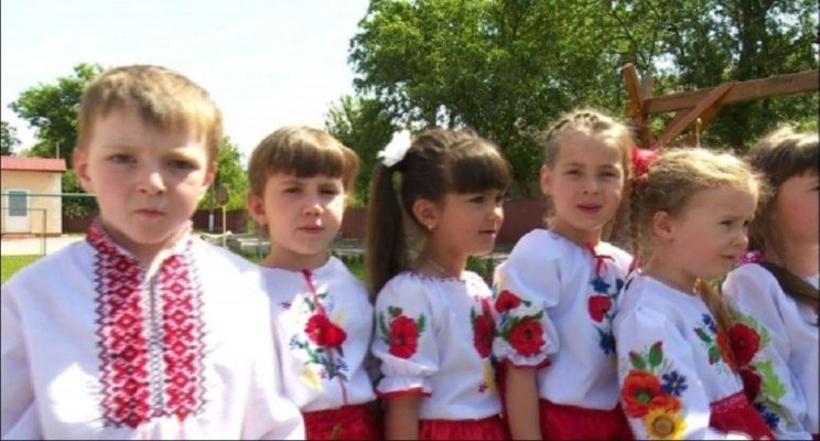 Elevii români din Ucraina vor primi burse de studiu