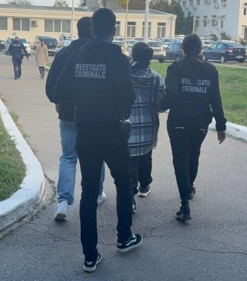 O femeie, de 32 de ani, a fost reținută după ce a agresat și tâlhărit alte două femei