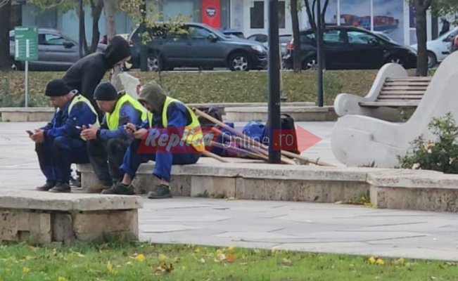 Angajații de la Spații Verzi au stat zeci de minute, pe telefoane, în timpul programului... după care și-au luat pauza de masă. Video  