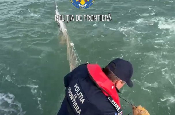 Peste 400 de metri de plase au fost recuperate din Marea Neagră de către polițiștii de frontieră tulceni. Video