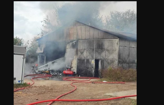Incendiu la o hală din Prahova, lângă 50 de tone de azotat de amoniu