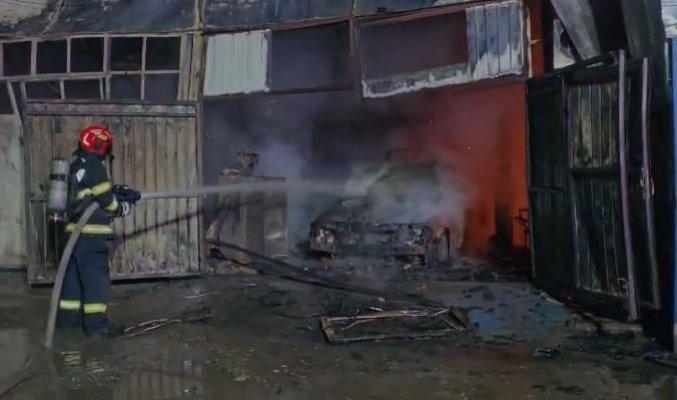 Incendiu puternic la fosta fabrică Muncă și Artă: ard 8 garaje și 2 autoturisme