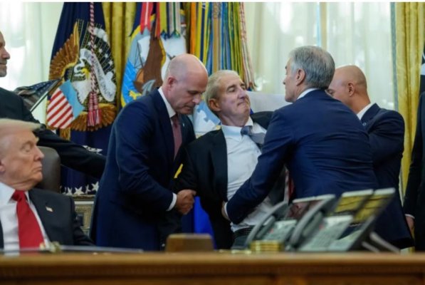 Un director executiv a leșinat în Biroul Oval, în timpul unei conferințe de presă despre medicamente! Video