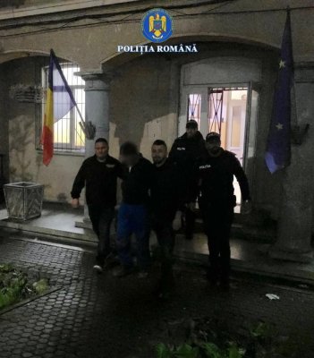 Un bărbat de 61 de ani a fost reținut după ce a agresat sexual, în plină stradă, o femeie! Video