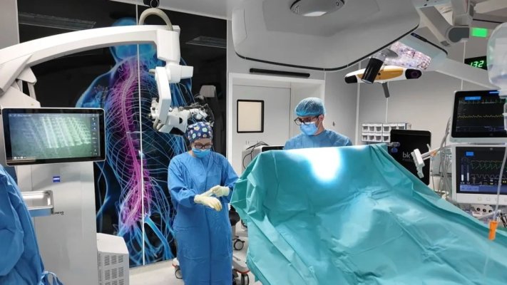 Premieră medicală la Spitalul Bagdasar-Arseni: Tânăr operat pe creier în timp ce vorbește cu doctorii