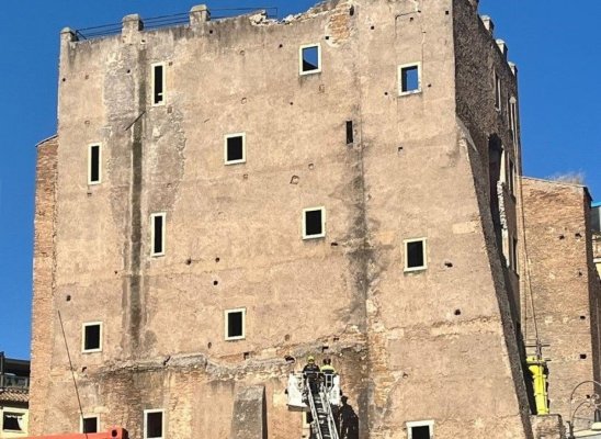 Muncitorul român care a rămas blocat după prăbuşirea unei părţi a unui turn medieval din centrul Romei a murit
