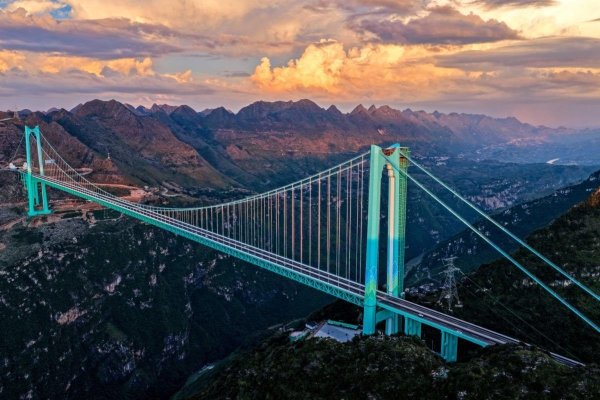 S-a prăbușit cel mai înalt pod din lume, pe care chinezii se lăudau că l-au construit în doar 3 ani. Video