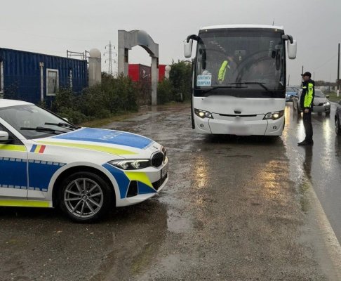 Acțiune a polițiștilor pentru verificarea legalității transporturilor rutiere de persoane.