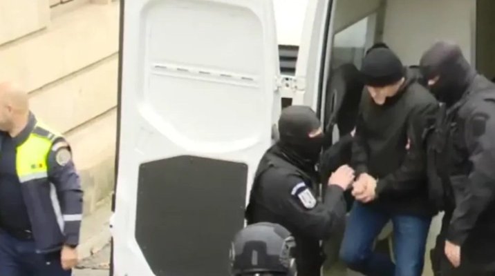 Horațiu Potra, fiul și nepotul său, aduși de mascați înarmați în fața judecătorilor Curții de Apel București