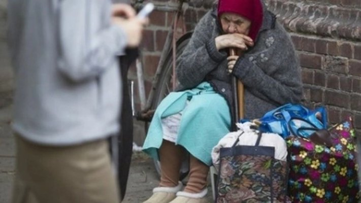 70 de bătrâni erau ţinuţi, în condiţii improprii, în casa unei proprietare de azil