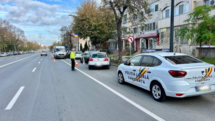 Atenție șoferi! Se montează separatorii de trafic, pentru banda specială de autobuze, între Trocadero și Dacia