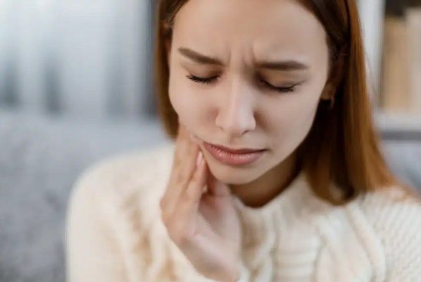  Un medic explică ce trebuie făcut în caz de sângerare după extracţii dentare