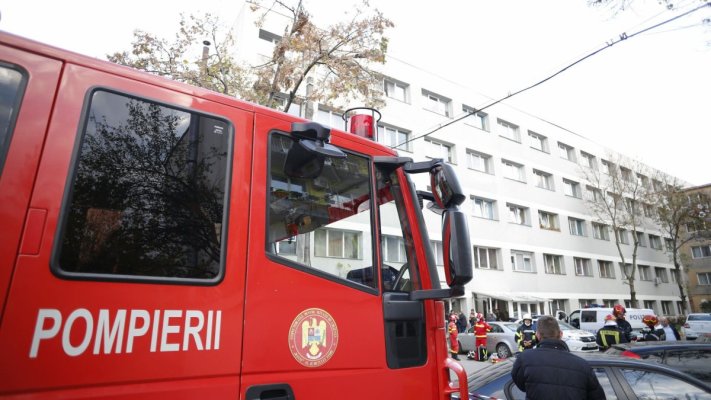 O persoană a fost găsită decedată într-un bloc unde locatarii au sesizat miros de gaz