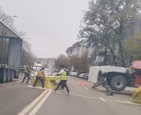 Mai mulți muncitori care reabilitau un bloc pe strada Soveja au oprit traficul ca să-și transporte materialele. Video  