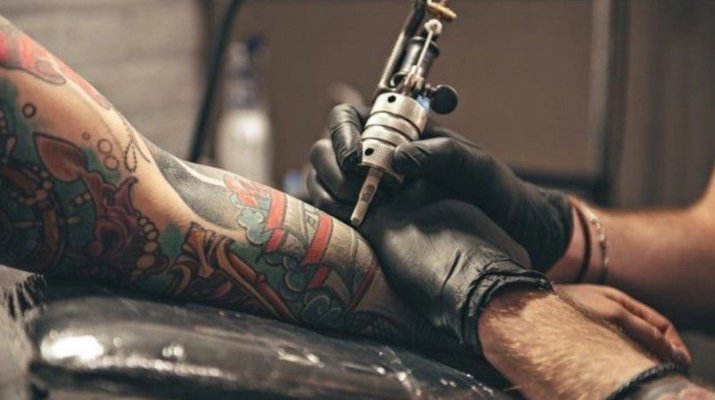 Tatuajele pot avea efecte nocive asupra sănătății. Cum se răspândește tușul în organism