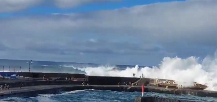 Trei morți și 15 răniți în Tenerife, unde sunt valuri de patru metri. Video