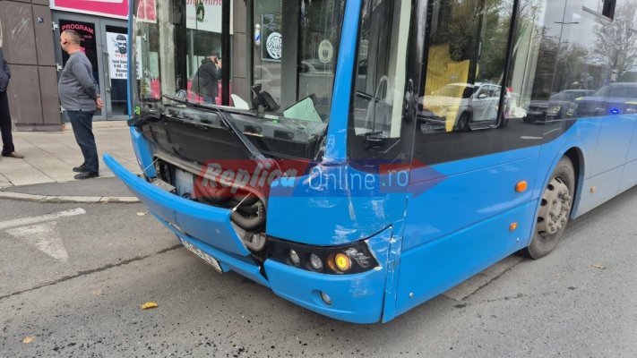 Accident rutier între un autoturism și un autobuz, în zona Tomis 3. Două persoane au fost rănite