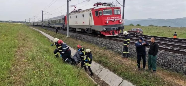 O persoană s-a sinucis, după ce s-a aruncat în fața unui tren de marfă, pe ruta Fetești - ramificație Borcea