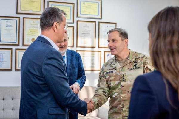 Comandantul Forțelor Terestre ale SUA în Europa și Africa, Gen. Christopher Donahue, în vizită la Baza 57 Mihail Kogălniceanu