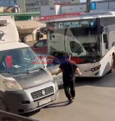 Autobuzul CT BUS de pe linia 2-43 a fost blocat de șoferul unui camion, în zona Cireșica, pentru a aproviziona un magazin. Video