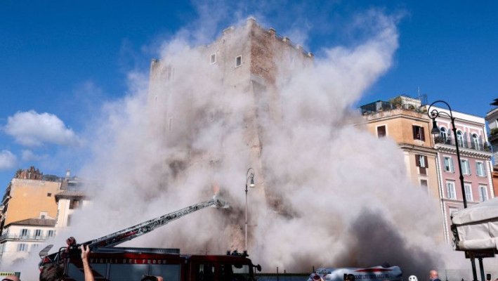 Turnul medieval Torre dei Conti din Roma s-a prăbușit în timpul lucrărilor de renovare: român prins sub dărâmături! Video  
