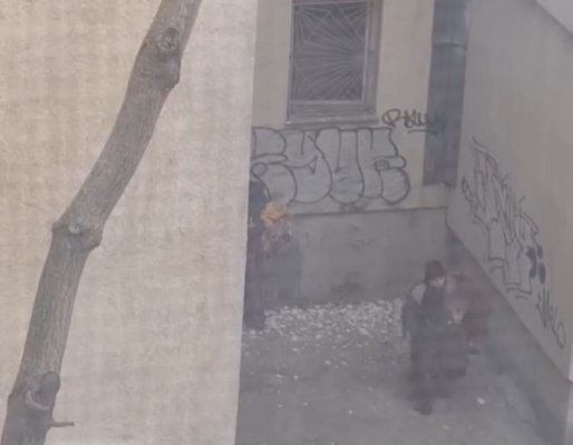 S-au p...t pe tradiție! Mai mulți conlindători au urinat...între blocuri, din respect pentru cei care nu le-au dat bani! Video