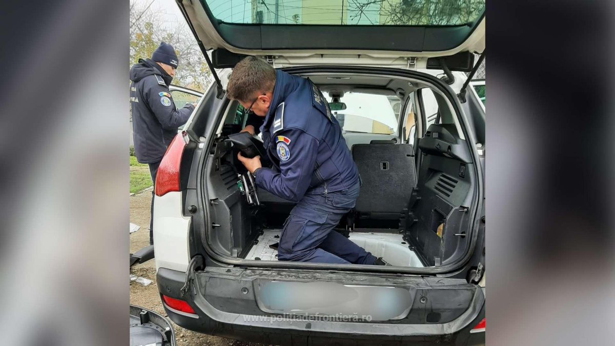 Mii de produse contrafacute, tigarete si articole pirotehnice, descoperite de catre politistii de frontiera din Giurgiu. Video Mii de produse contrafacute, tigarete si articole pirotehnice, descoperite de catre politistii de frontiera din Giurgiu. Video