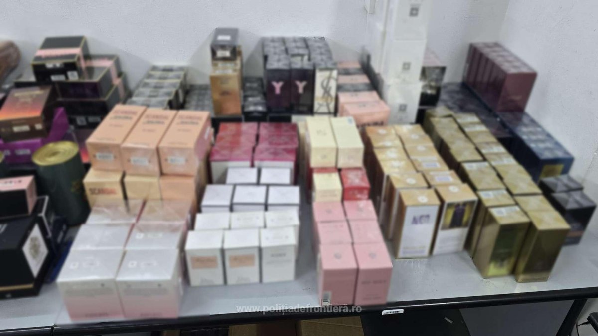 Mii de produse contrafacute, tigarete si articole pirotehnice, descoperite de catre politistii de frontiera din Giurgiu. Video Mii de produse contrafacute, tigarete si articole pirotehnice, descoperite de catre politistii de frontiera din Giurgiu. Video