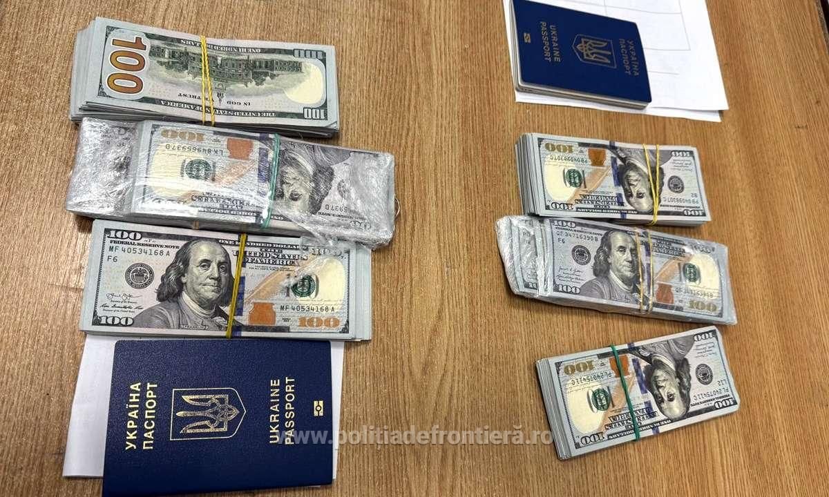 Doua femei au fost prinse cu 60.000 de dolari ascunsi in incaltaminte, la vama Doua femei au fost prinse cu 60.000 de dolari ascunsi in incaltaminte, la vama