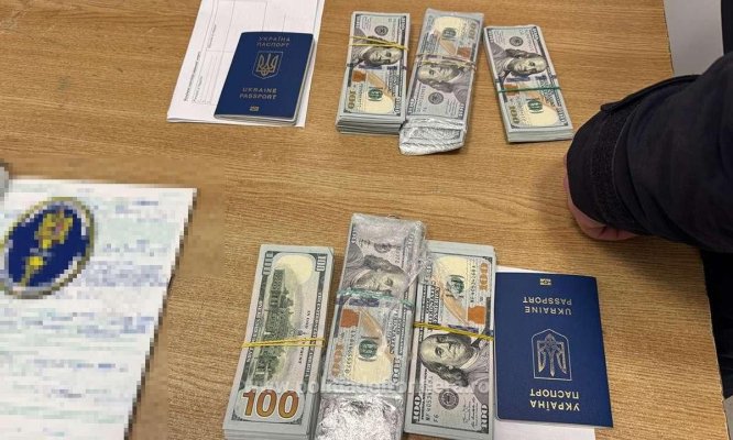 Două femei au fost prinse cu 60.000 de dolari ascunși în încălțăminte, la vamă