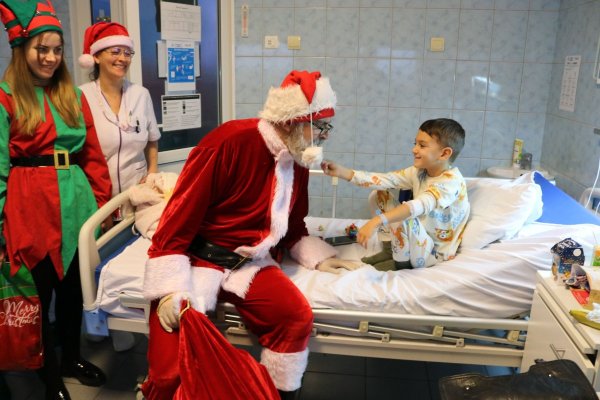 Moș Crăciun a poposit și la copiii suferinzi care petrec sărbătorile în spitale