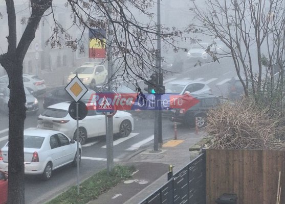 Accident rutier între două autoturisme, la intersecția dintre strada Mihai Viteazu și bulevardul Ferdinand