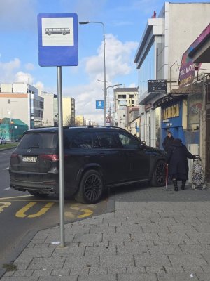 A parcat în stația de autobuz, ocupând inclusiv trotuarul proaspăt reabilitat, pe bulevardul Mamaia