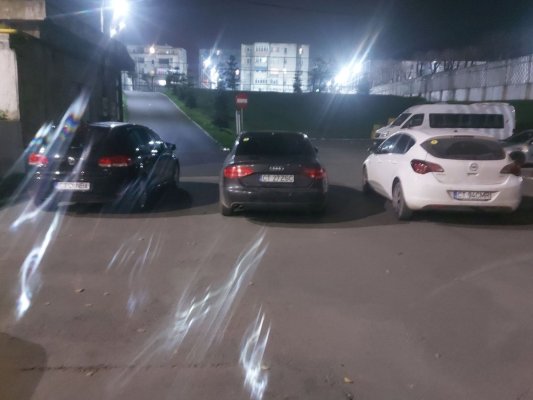 Cu parcarea goală...Trei șoferi, dintre care doi începători, au blocat aleea de acces la Clubul Sportiv Medgidia. Video