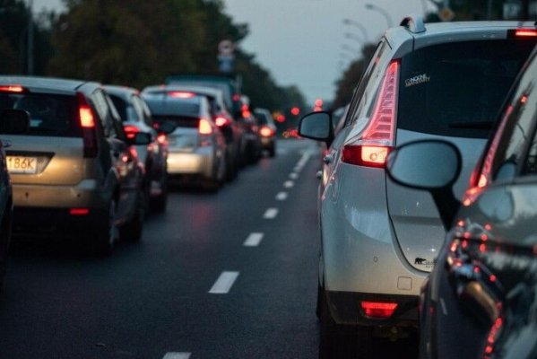 Trafic blocat pe A1, după ce un autoturism a căzut de pe o platformă auto și s-a răsturnat pe prima bandă