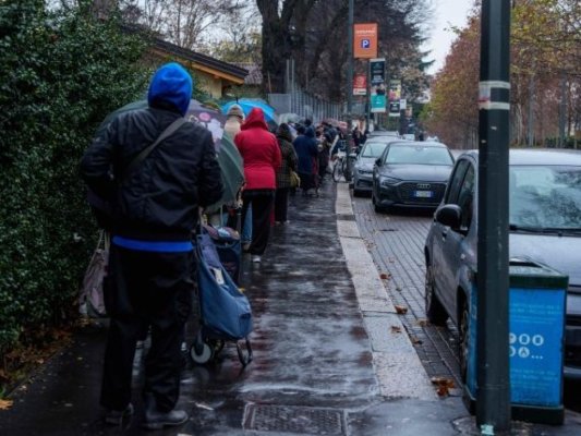 Cozile sărăciei! 5.000 de oameni au aşteptat ore în şir de Crăciun pentru un pachet cu mâncare. Video