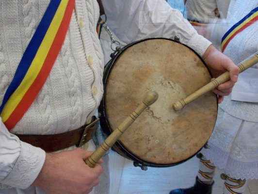 Un bărbat care a ieșit la colindat a fost lovit cu o bâtă în cap pentru că nu știa versurile