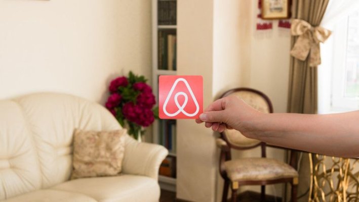 Noi restricții pentru Airbnb în UE? Bruxelles-ul propune primele reguli comune în zonele unde locuințele au devenit prea scumpe