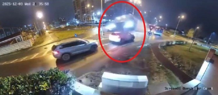 Accident șocant! O mașină a zburat peste un sens giratoriu și s-a transformat într-un morman de fiare. Video